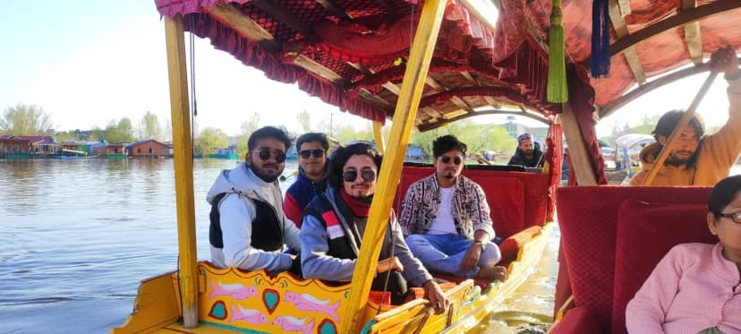 Meena Bazar Dal lake